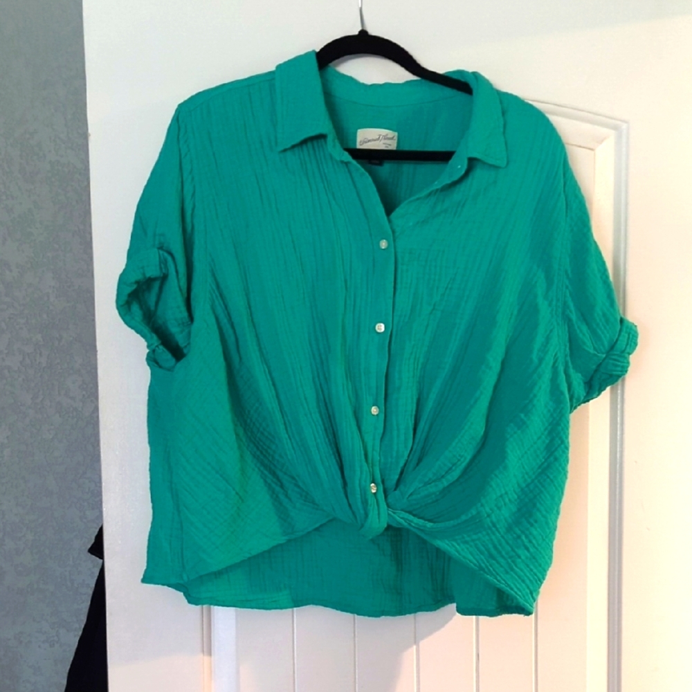 Universal Thread Turquoise Button-Down Cropped Blouse